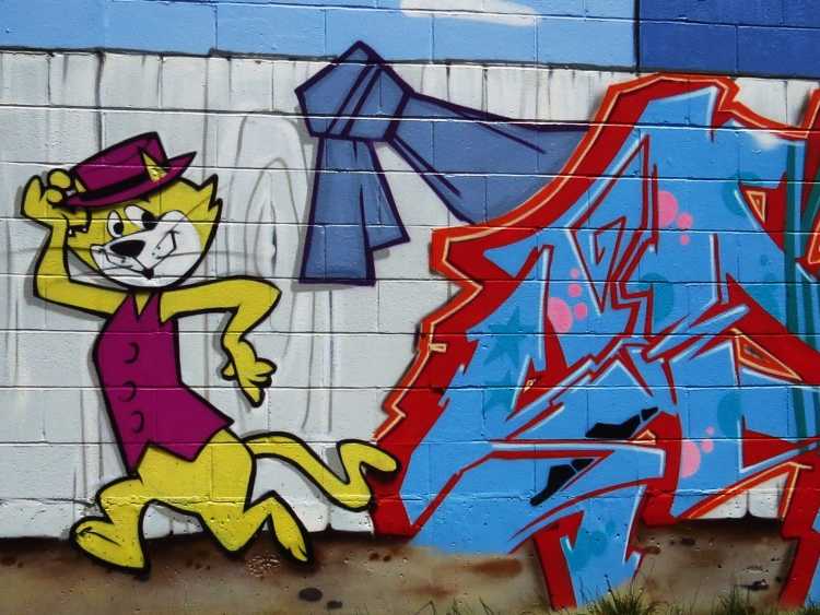 Детские граффити на стенах