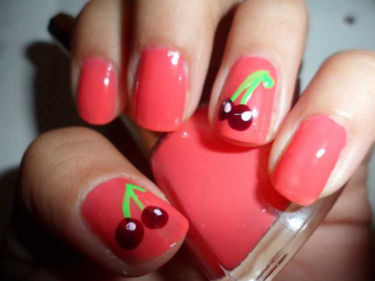 Маникюр с вишенками на короткие ногти