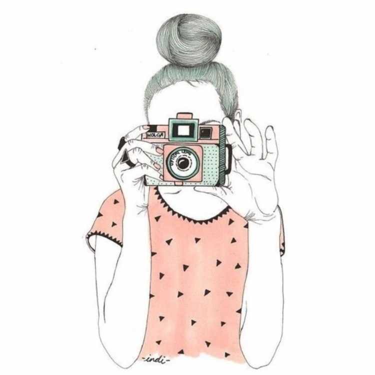 Девушка с фотиком нарисованная