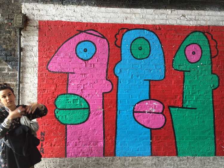 Граффити на стене легкие