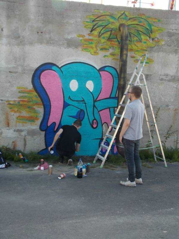 Баллончиком на стене