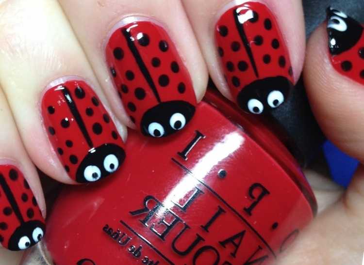 Маникюр с Божьей коровкой