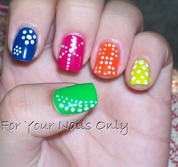 Узор на ногтях простой точками