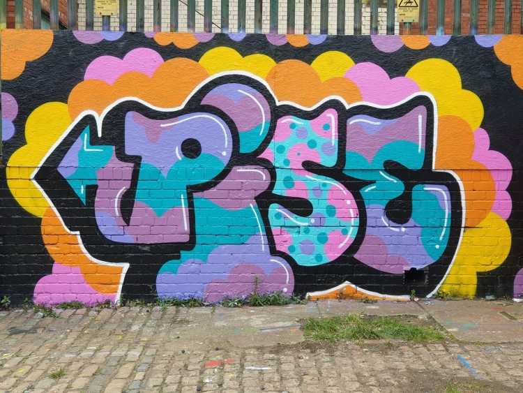 Легкое граффити на стене