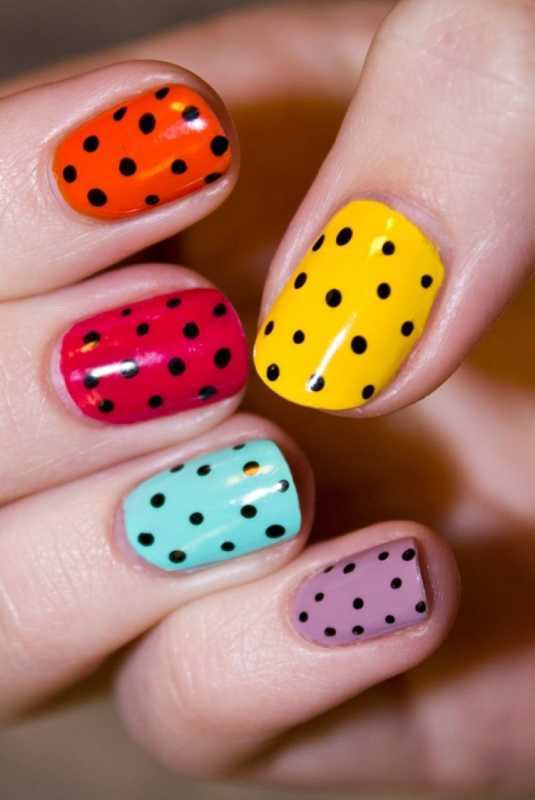 Маникюр с точками