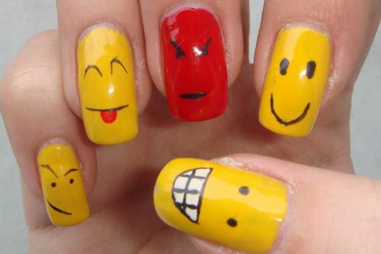 Маникюр черный с желтой рожицей