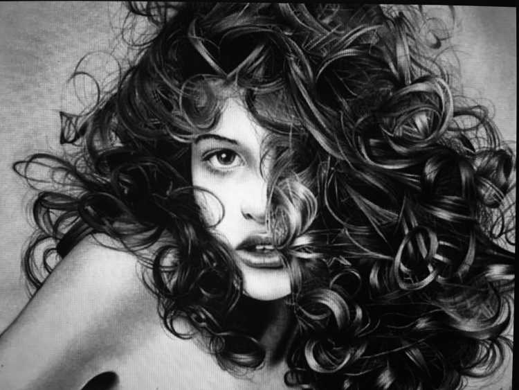 Портрет кудрявой девушки