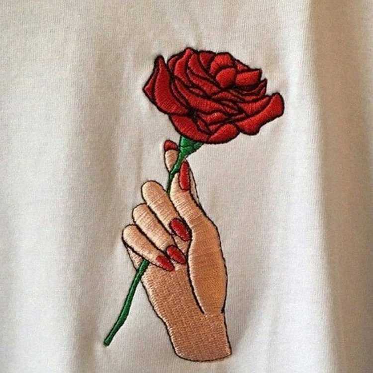 Вышивка нитками на футболке