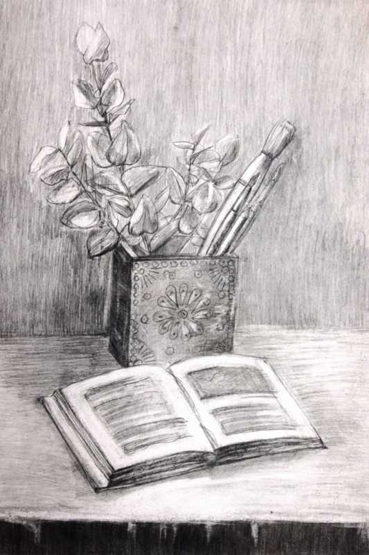 Книжный натюрморт карандашом