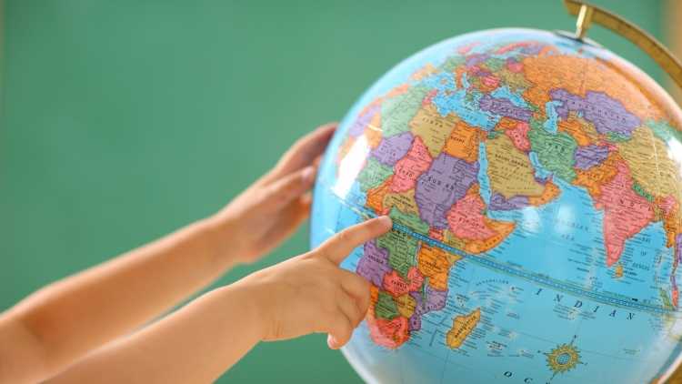 Глобус в руках