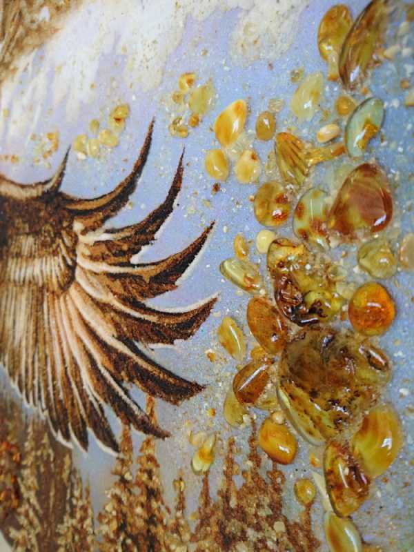 Картина из янтаря с девушкой