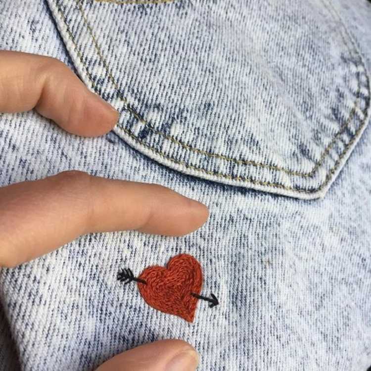 Вышивка на джинсах легкая