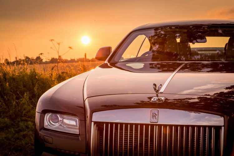 Rolls Royce на фоне заката
