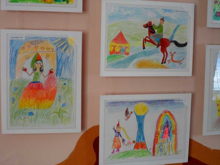 Выставка рисунков летний Вернисаж