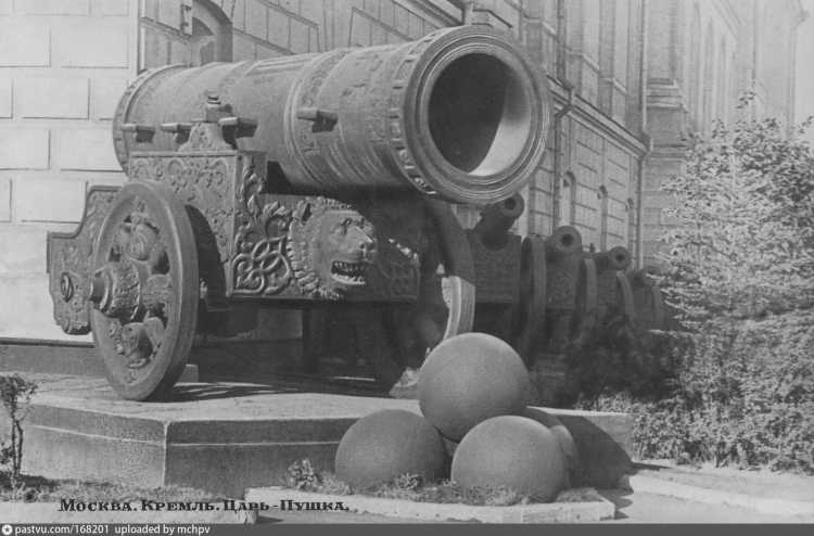 Царь пушка в Москве чб