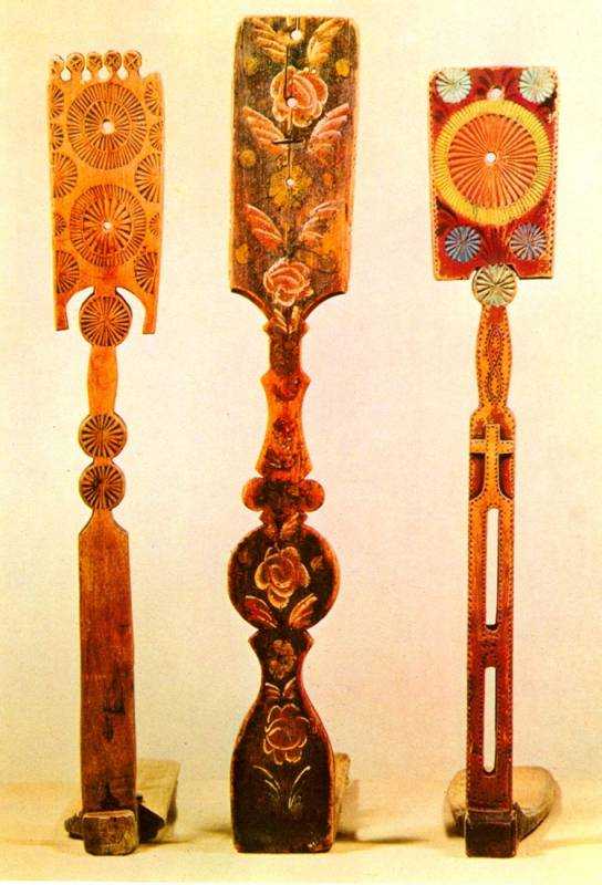 Девочка за прялкой