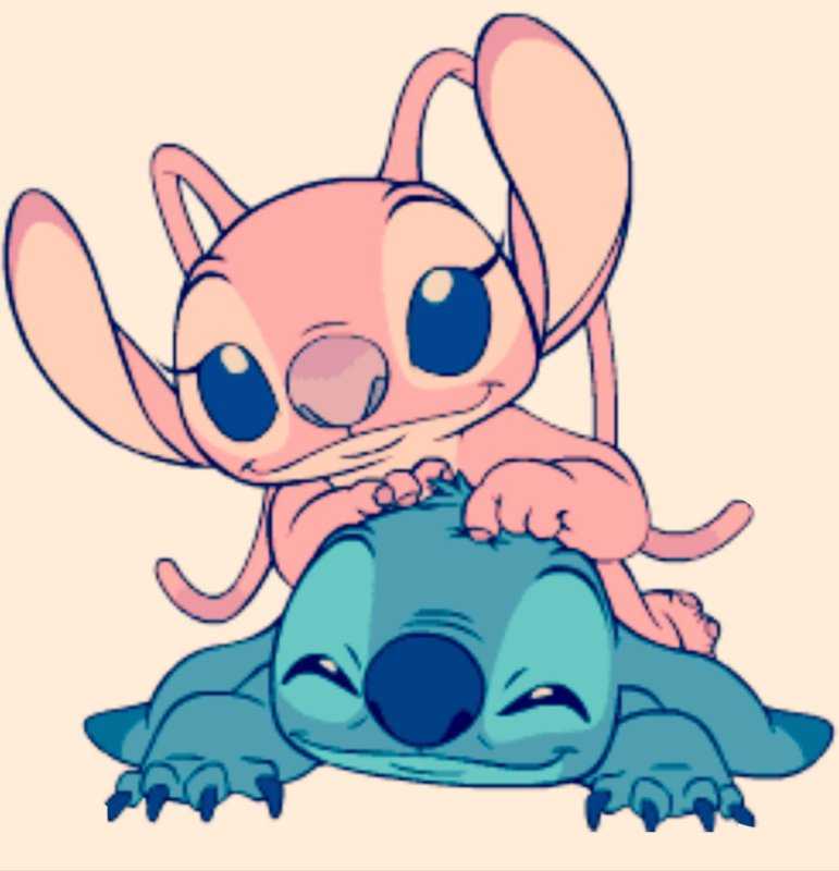 Стич улыбается