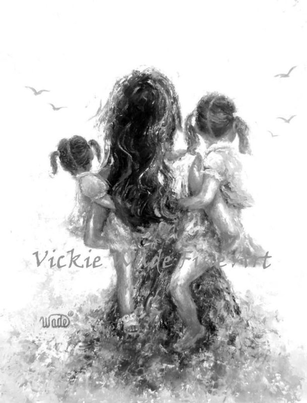 Мама с двумя дочками со спины