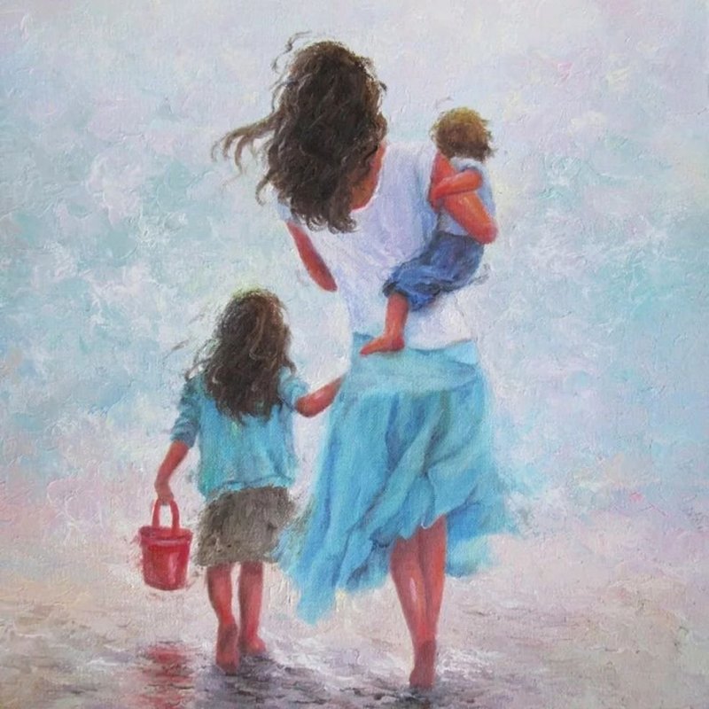 Мама с двумя детьми со спины