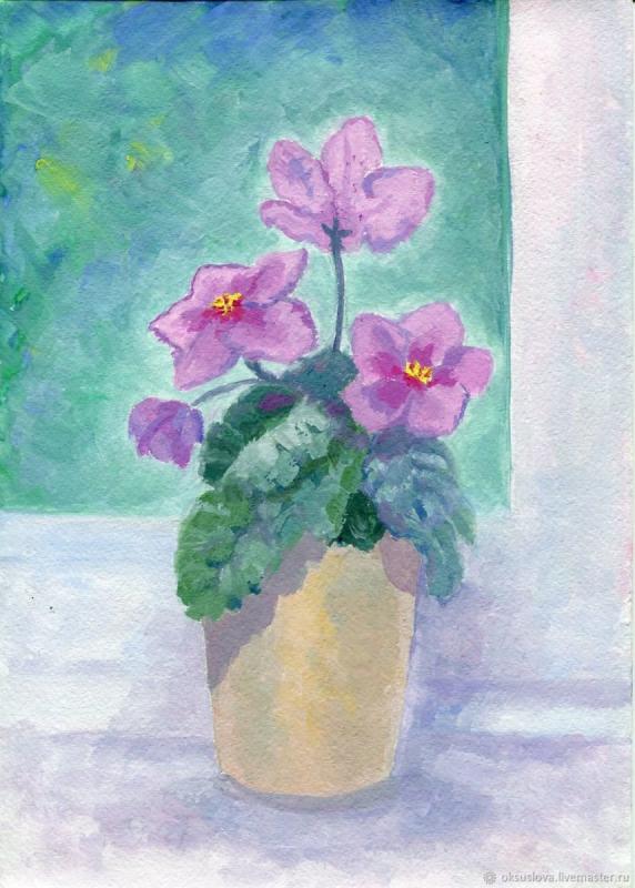 Фиалка в вазе на белом фоне