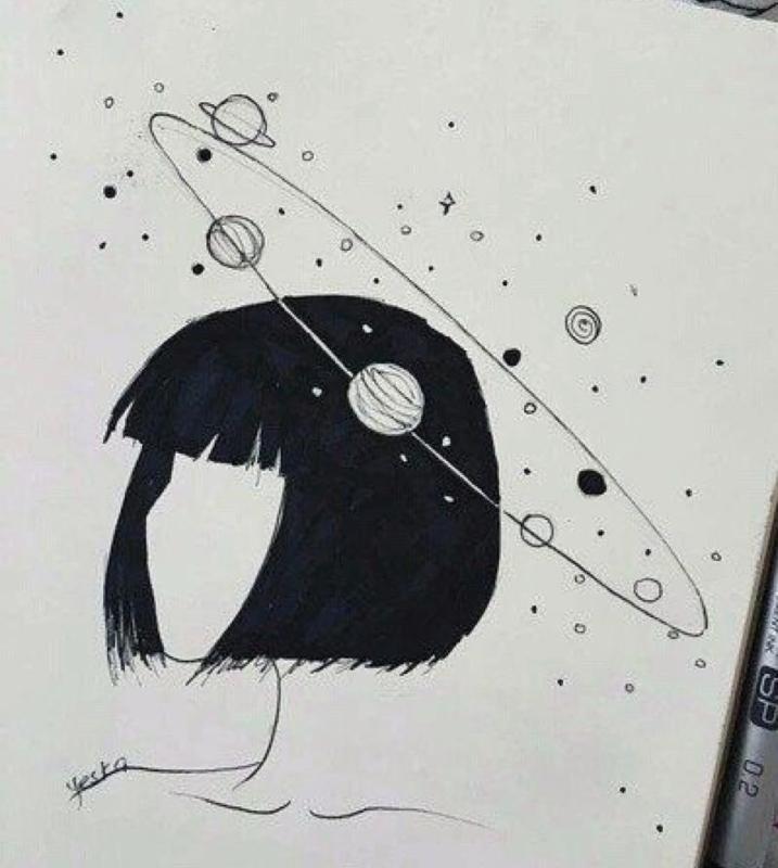 Девушка отрезает волосы