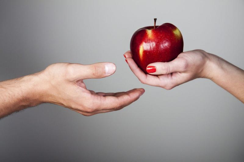 Рука с яблоком эскиз