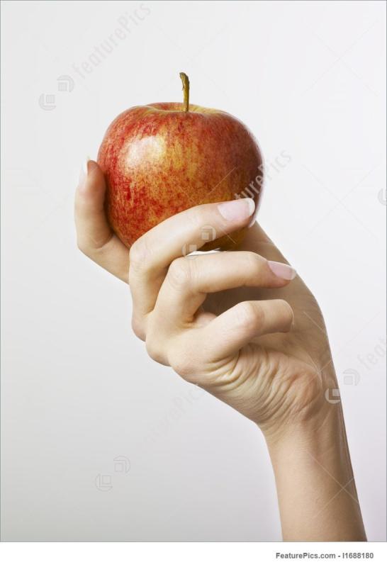 Яблоко в руке рисунок56