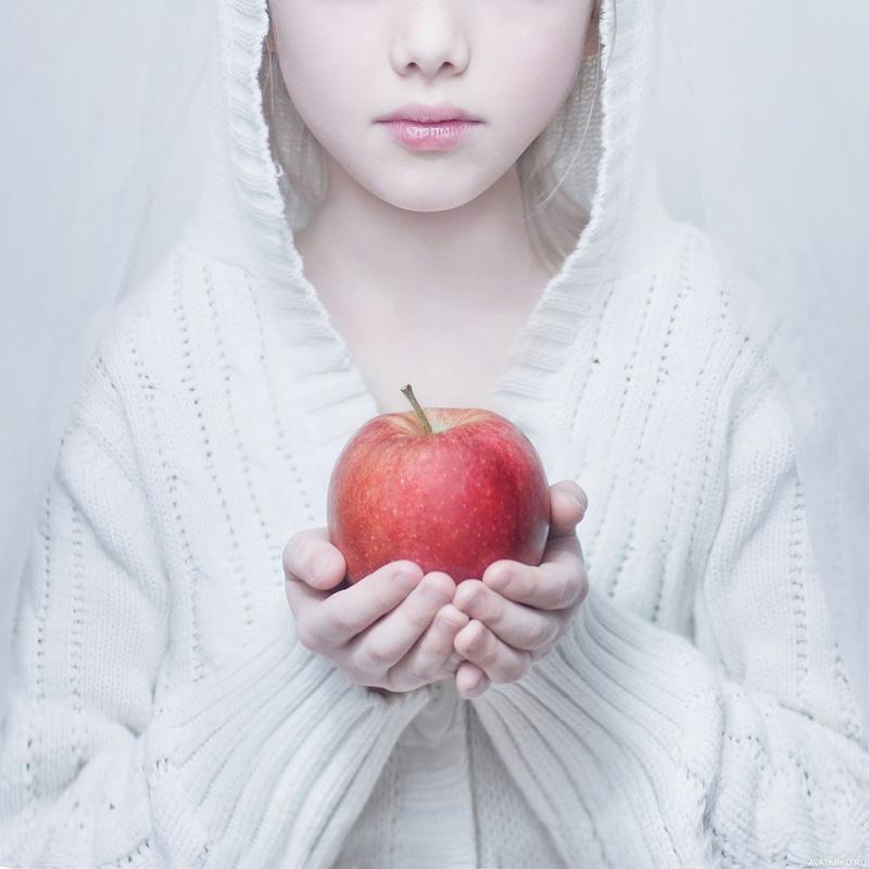 Откусанное яблоко в руке