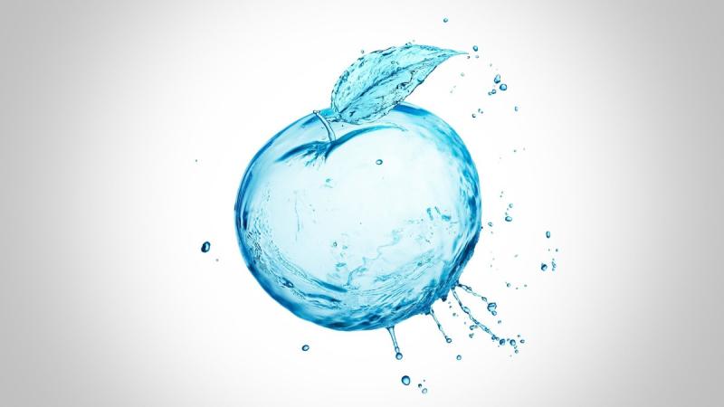 Яблоко в брызгах воды