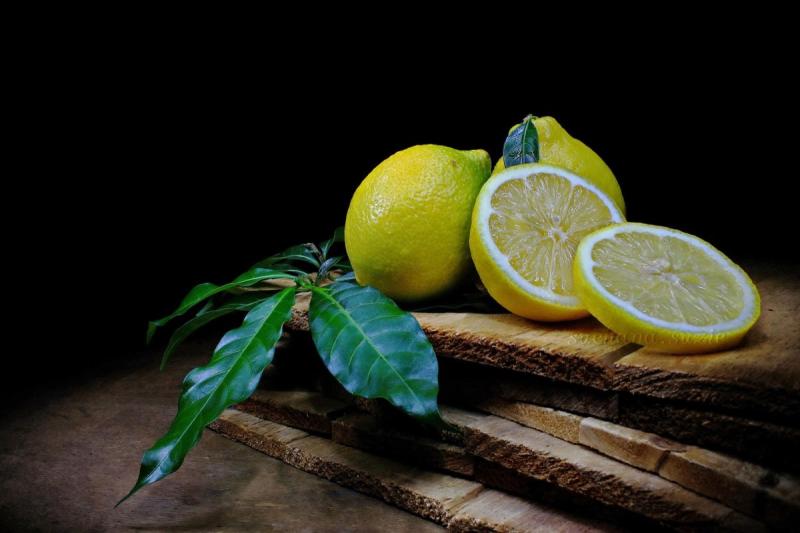 Лимон на темном фоне