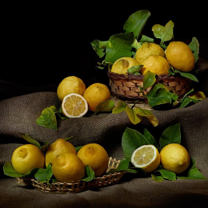 Натюрморт с лимоном