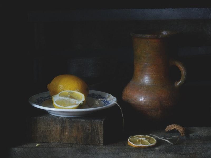 Тарелка с лимонами натюрморт