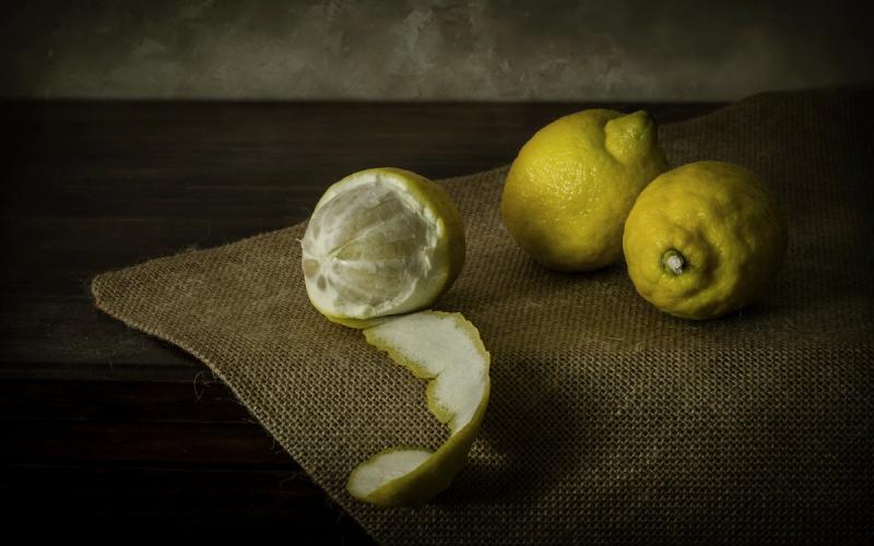 Натюрморт с лимоном