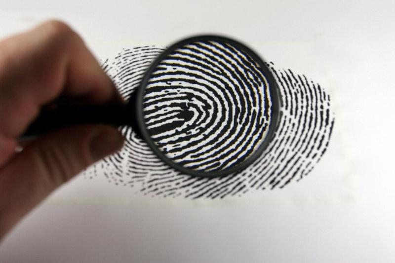 Отпечатки пальцев на стекле