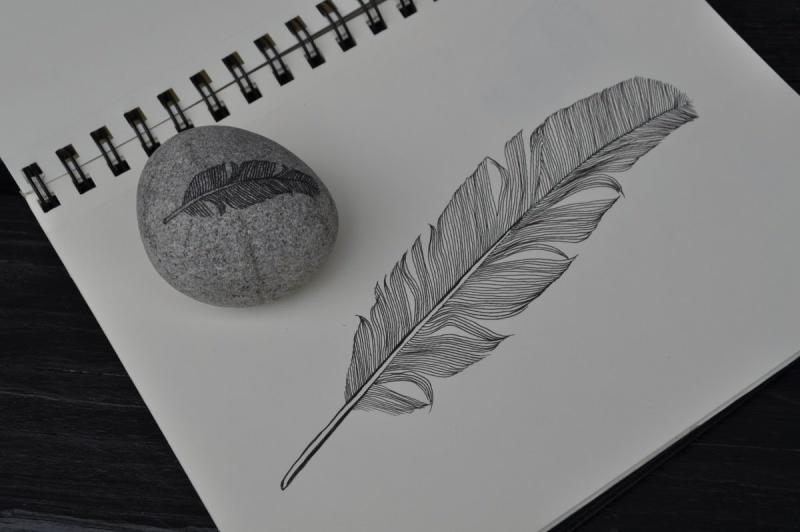 Картинка в черно белом перо с рукой