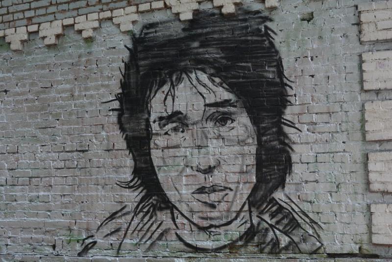 Граффити "портрет Виктора Цоя" дом памятник