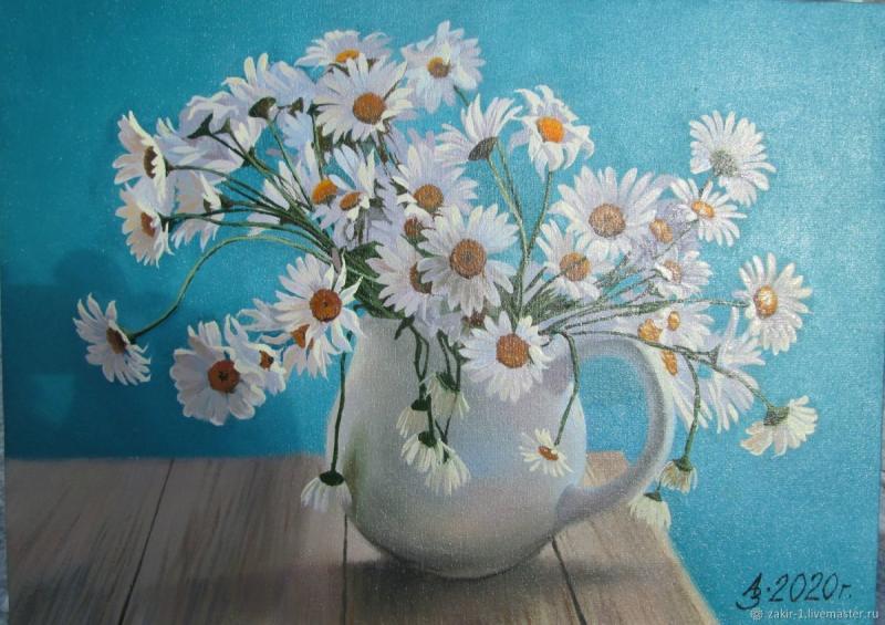 Золотая ваза с ромашками натюрморт