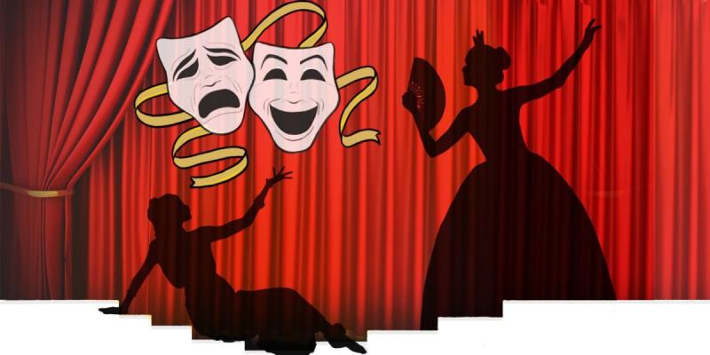 Театральная маска на сцене